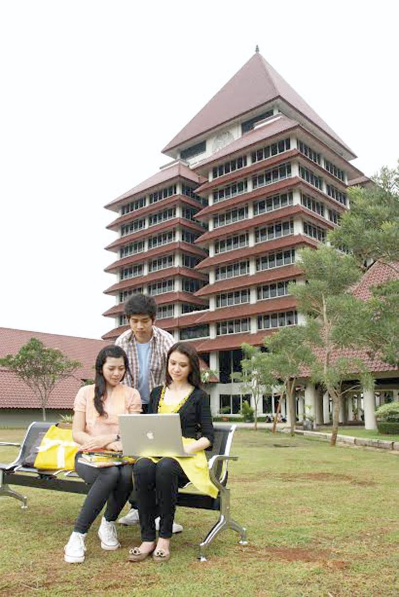 Mahasiswa belajar menggunakan laptop di kampus
